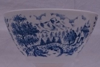 Dekor på övre skål "Gästrikland". Bro i bergslandskap.